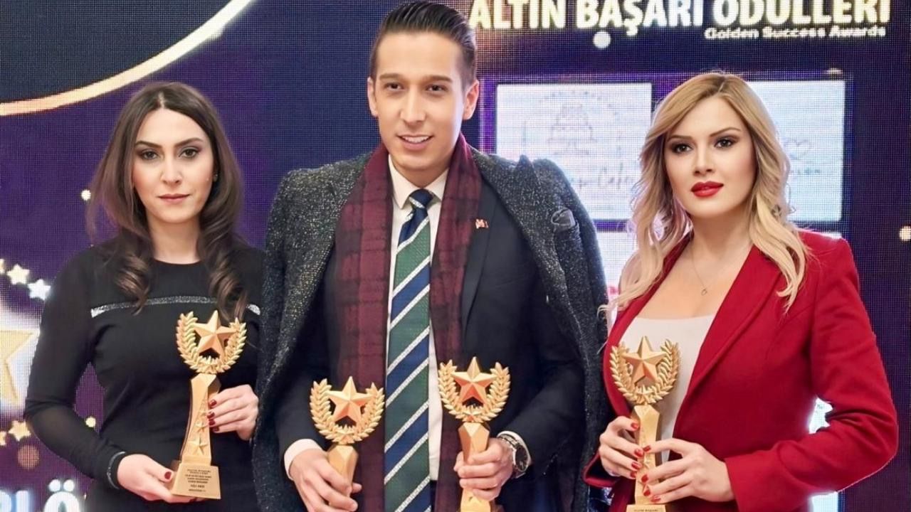 Üyemiz Aslı Akış “Yılın En İyi Çıkış Yapan Kadın Televizyon Muhabiri”  ödülünü aldı 